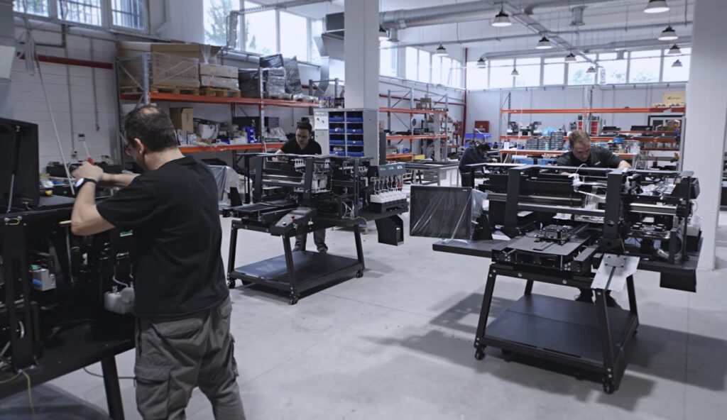 Ensamblaje de impresoras DTG TexJet en el taller de Polyprint